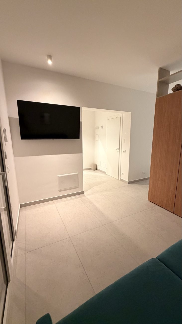 Zona giorno dello Studio Primo con Smart TV da 55 pollici a parete